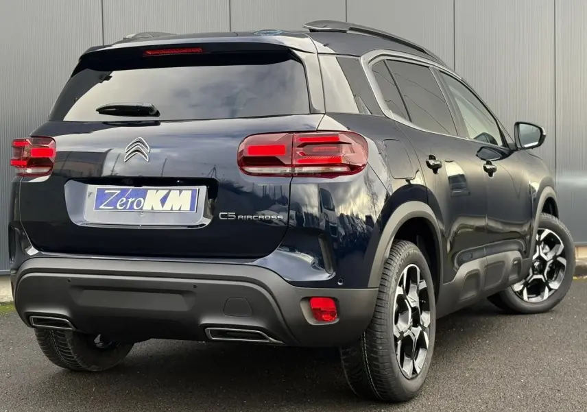 Vue 3/4 arrière droite d'un Citroën C5 Aircross Bleu Eclipse avec jantes alliage bi-ton et hayon électrique.