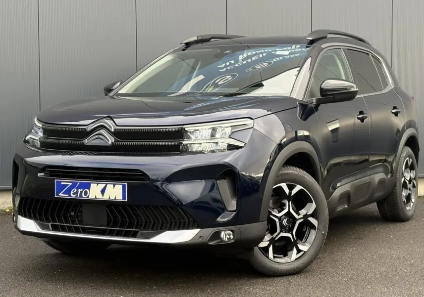 Citroën C5 Aircross Bleu Eclipse en 3/4 avant droit avec jantes alliage bi-ton et barres de toit noires.