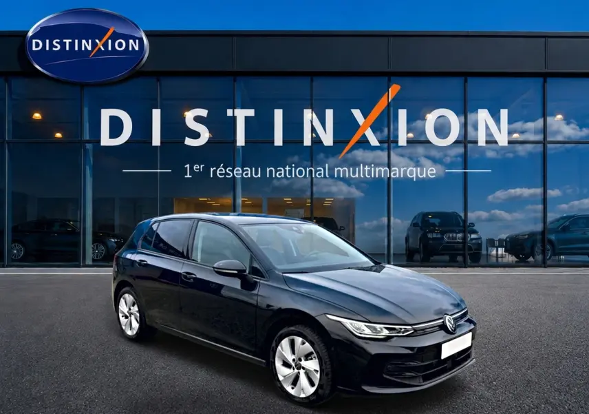 Volkswagen Golf 1.5 ETSI Evo2 noire vue en 3/4 avant droit devant showroom Distinxion.