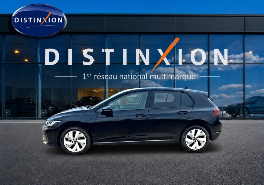 Volkswagen Golf 1.5 etsi evo2 116 life noir vue de profil côté gauche devant showroom Distinxion.