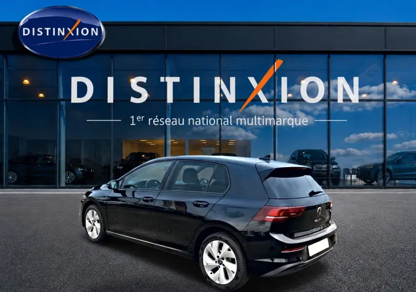 Volkswagen Golf 1.5 ETSI evo2 noir vue 3/4 arrière droit devant un showroom Distinxion.