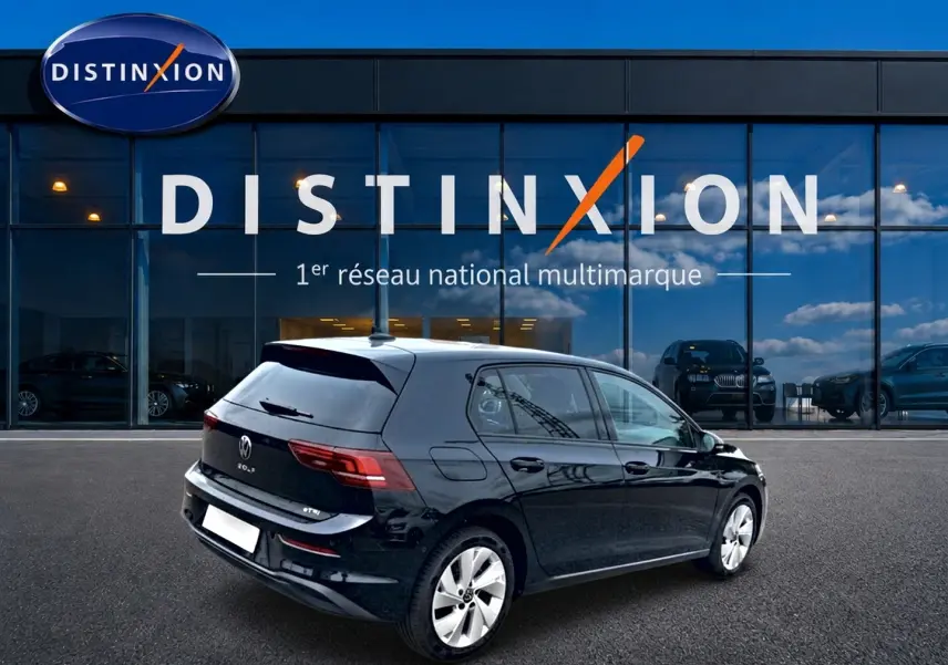 Volkswagen Golf 1.5 ETSI Evo2 noir vue 3/4 arrière droit devant une vitrine Distinxion.