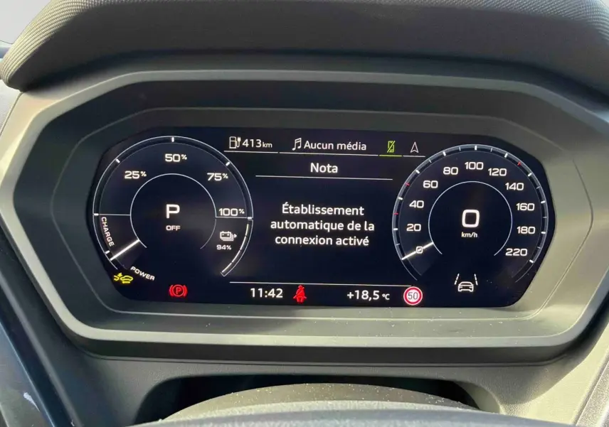 Tableau de bord numérique de l'Audi Q4 e-tron 45 285 ch affichant la charge batterie et la vitesse à 0 km/h.