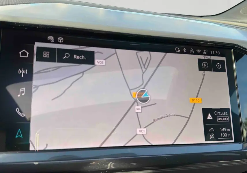 Écran tactile du système de navigation MMI dans l'habitacle de l'Audi Q4 e-tron 45 gris galet, vue rapprochée.