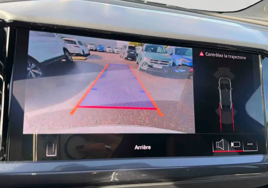 Affichage de la caméra de recul sur l'écran intérieur du tableau de bord de l'Audi Q4 e-tron gris galet.