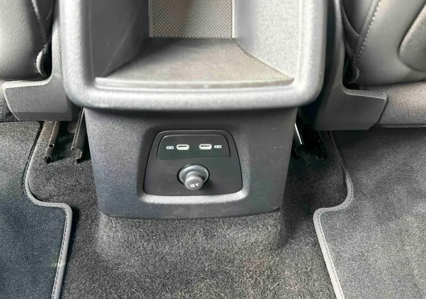 Prise USB et allume-cigare 12V au bas de la console centrale arrière d’un Audi Q4 e-tron gris galet.