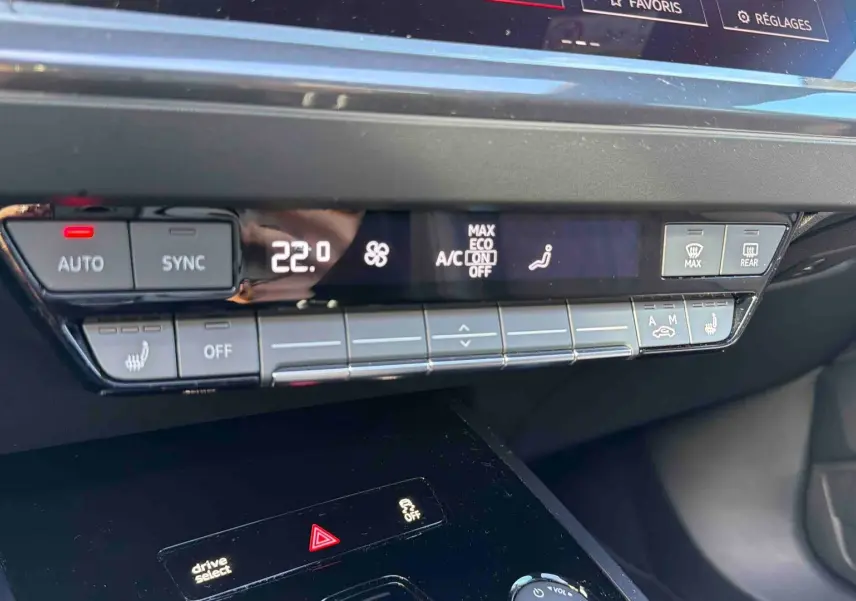 Détail de la console centrale avec commandes climatisation automatique et réglages de siège chauffant sur Audi Q4 e-tron gris galet.