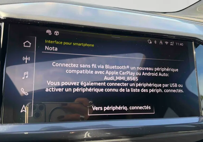 Écran tactile central de l'Audi Q4 e-tron 2025 affichant l'interface smartphone avec connexion Bluetooth active.