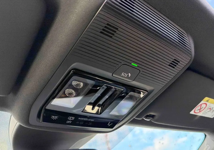 Vue intérieure en plongée du plafonnier gris avec bouton SOS et éclairages LED de l'Audi Q4 e-tron 2025.