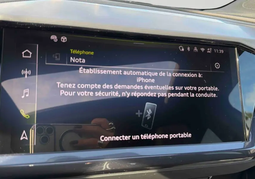 Écran tactile du système MMI Navigation plus de l'Audi Q4 e-tron 45, affichant la connexion Bluetooth d'un iPhone.