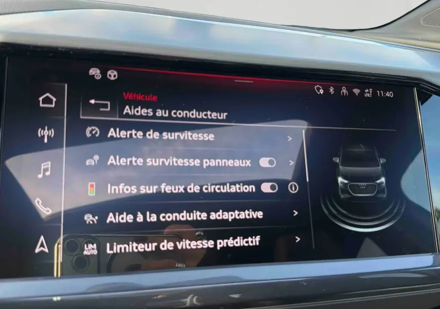 Écran tactile intérieur affichant les aides à la conduite du SUV Audi Q4 e-tron 45 gris galet.