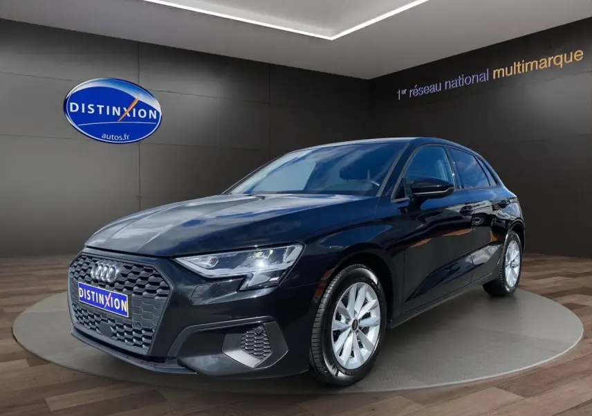 Audi A3 Sportback noir vue 3/4 avant droit, mettant en valeur sa calandre hexagonale et ses jantes argentées.
