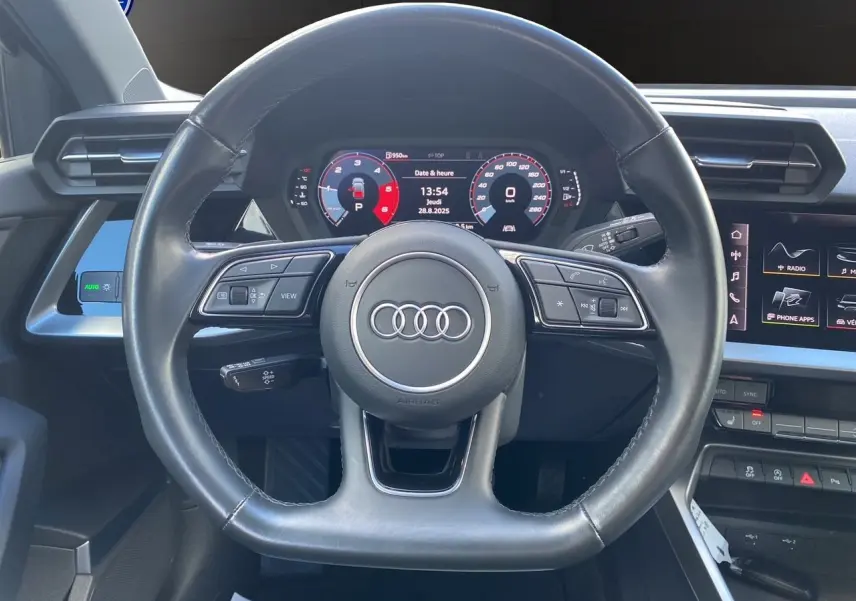 Vue frontale du volant noir d'Audi A3 Sportback 2021 avec tableau de bord numérique et écran tactile multimédia.