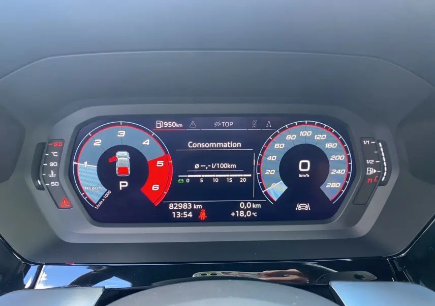 Tableau de bord numérique d'une Audi A3 Sportback noir, affichant consommation et vitesse à 0 km/h.