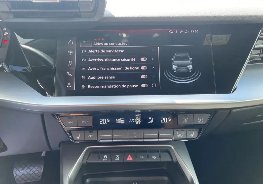 Écran central de l'Audi A3 Sportback 2021 affichant les aides à la conduite, vue intérieure côté conducteur.