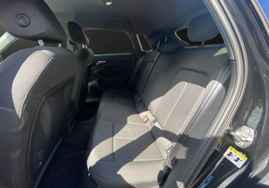 Vue intérieure côté droit des sièges arrière en tissu noir de l'Audi A3 Sportback 2021 finition Business Line.
