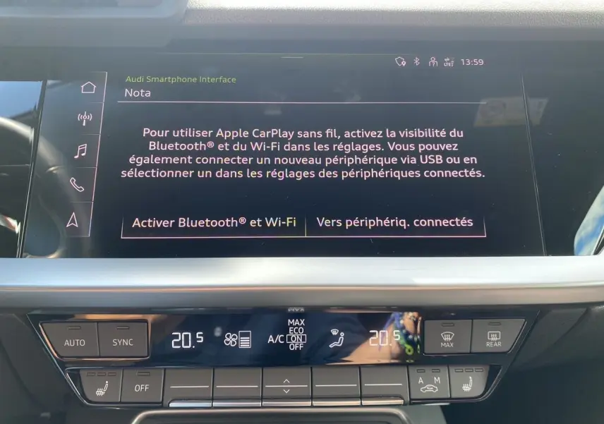 Écran tactile central de l'Audi A3 Sportback 2021 affichant les réglages Bluetooth et climatisation à 20,5°C.