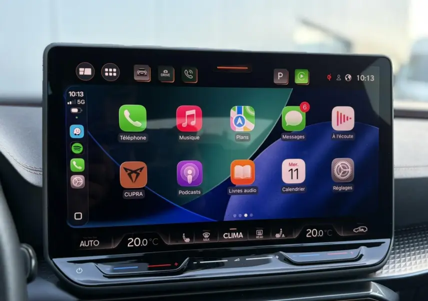 Écran tactile HD 12,9’’ du système d’info-divertissement du CUPRA Formentor 2024, vue intérieure frontale.