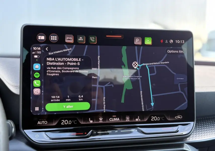 Écran tactile HD 12,9'' du système de navigation dans l'habitacle du CUPRA Formentor gris, vue de face.