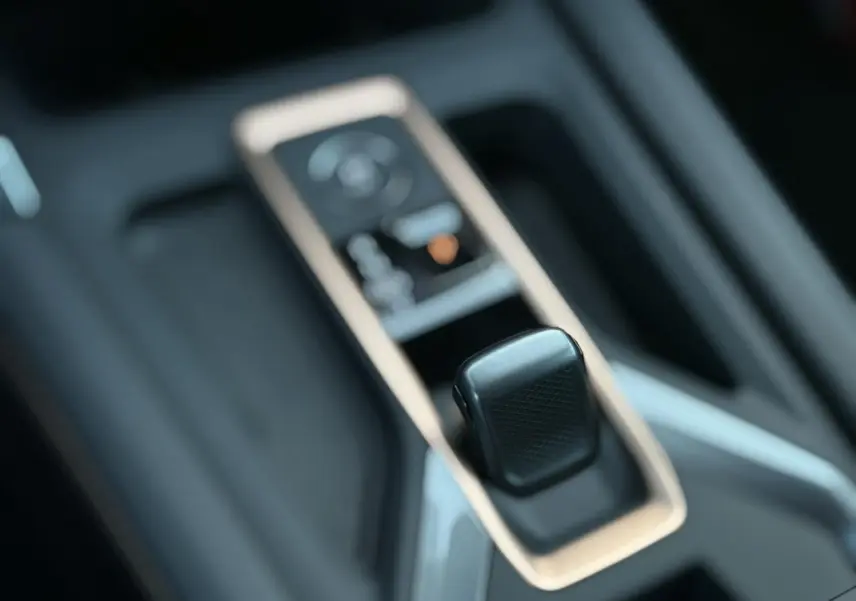 Gros plan sur le levier de vitesses automatique entouré d’un cadre cuivré dans l’habitacle du CUPRA Formentor gris magnétique.