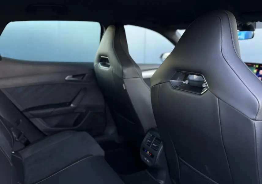Vue intérieure arrière montrant les sièges baquets noirs en suédine et cuir du CUPRA Formentor 2024 côté gauche.