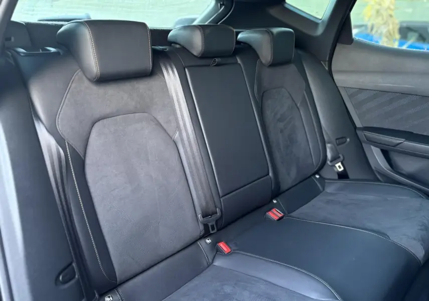 Vue intérieure de la banquette arrière en suédine noire et cuir du CUPRA Formentor 2024, côté droit visible.