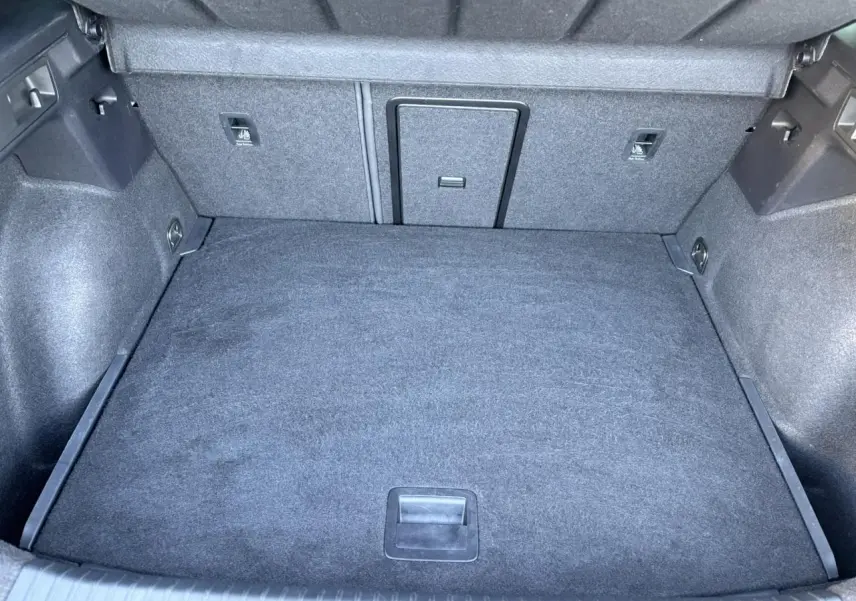 Coffre ouvert vu de face du CUPRA Formentor gris, montrant un espace de chargement propre et bien fini.