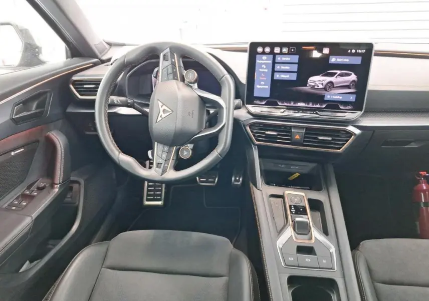 Intérieur noir du CUPRA Formentor 2024 vu de face, volant Supersports et écran tactile HD au centre.