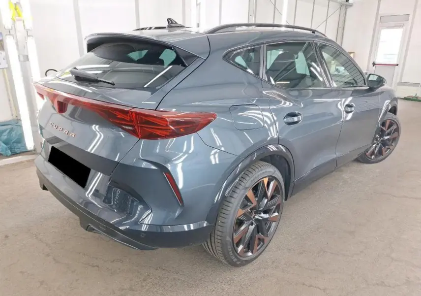 Vue 3/4 arrière droite du CUPRA Formentor 2024 gris magnétique avec jantes alliage 19'' cuivrées et hayon électrique.