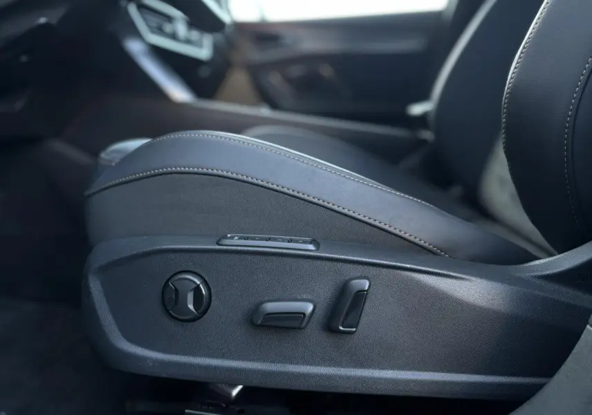 Gros plan sur les commandes de réglage électrique du siège conducteur noir suédine du CUPRA Formentor 2024.