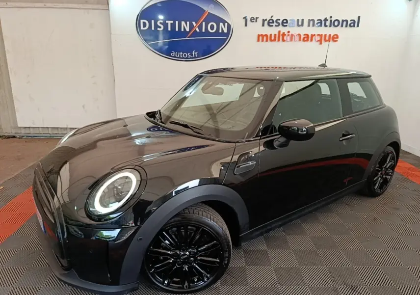Vue 3/4 avant droit d'une MINI Cooper Edition Premium Plus noire avec phares LED circulaires et jantes noires brillantes.