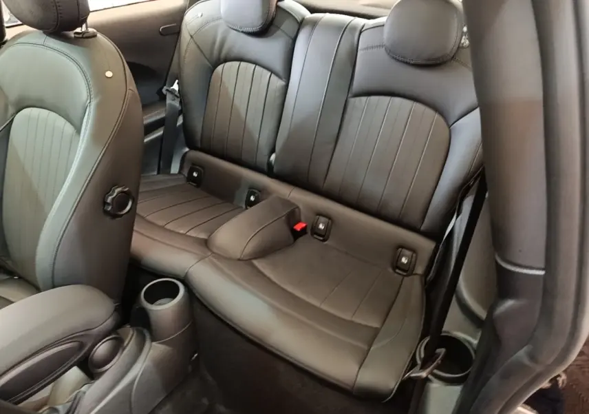 Vue intérieure montrant les sièges arrière en cuir noir de la MINI Cooper Edition Premium Plus 2023.