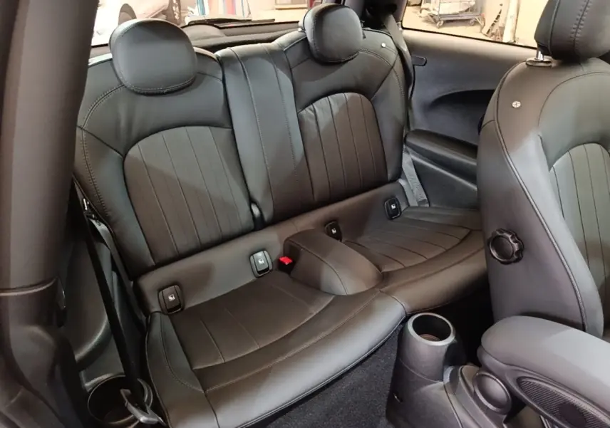 Vue intérieure montrant la banquette arrière en cuir noir de la MINI Cooper Edition Premium Plus 2023.