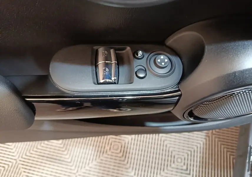Détail des commandes de réglage des rétroviseurs et des vitres côté gauche intérieur d’une MINI Cooper Edition Premium Plus noire 2023.