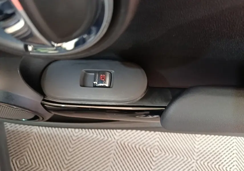 Détail de la poignée intérieure de porte côté gauche de la MINI Cooper Edition Premium Plus noire 2023.