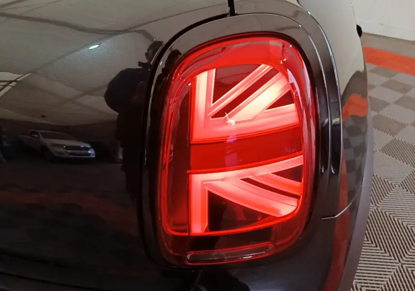 Gros plan sur le feu arrière droit rouge en forme de drapeau britannique d'une MINI Cooper noire 2023.