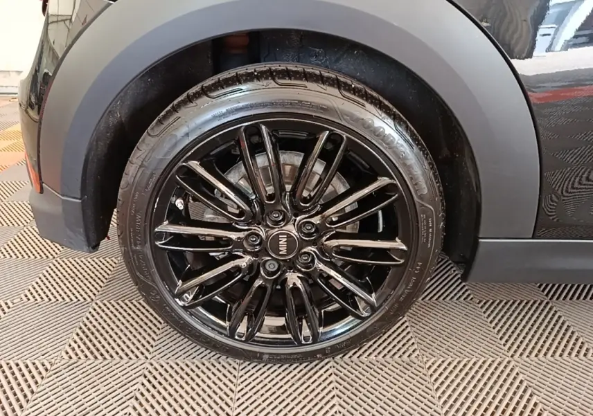 Gros plan sur la roue arrière droite noire brillante d’une MINI Cooper Edition Premium Plus 2023.