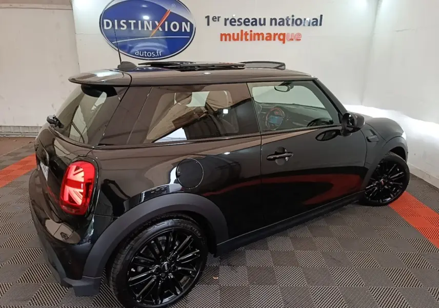 Mini Cooper Edition Premium Plus noire vue en 3/4 arrière droit, avec jantes noires et feux arrière à motif Union Jack.