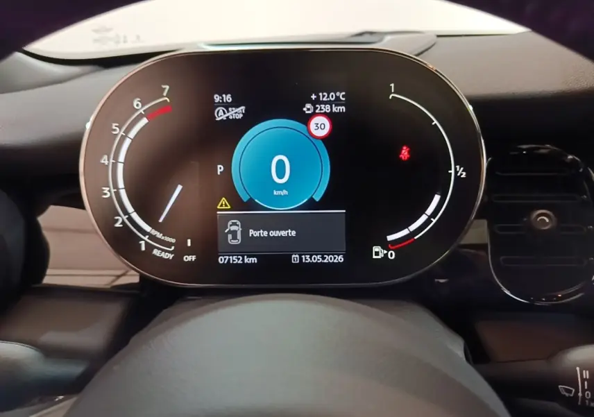 Gros plan sur le combiné d'instruments numérique de la MINI Cooper Edition Premium Plus 2023, affichage digital clair.