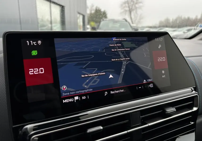 Écran tactile central du tableau de bord du Citroën C5 Aircross 2025 affichant la navigation et la climatisation à 22°C.