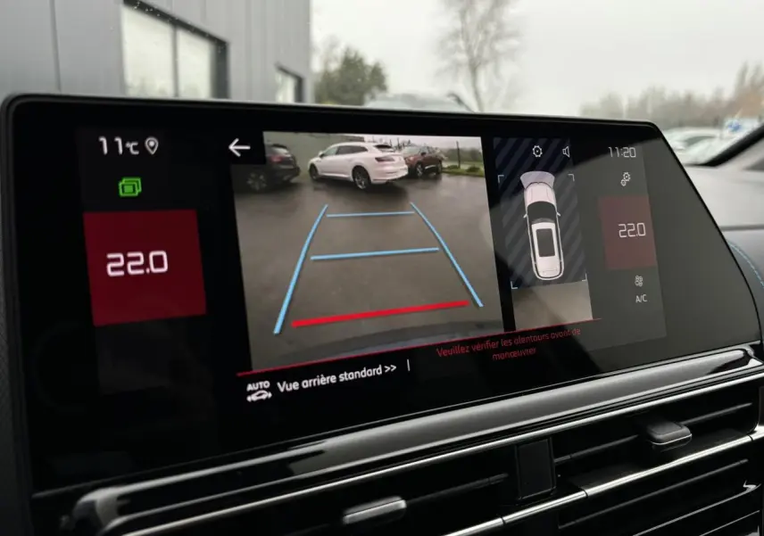Écran tactile intérieur montrant la caméra de recul avec vue arrière et affichage des capteurs du Citroën C5 Aircross noir Perla.
