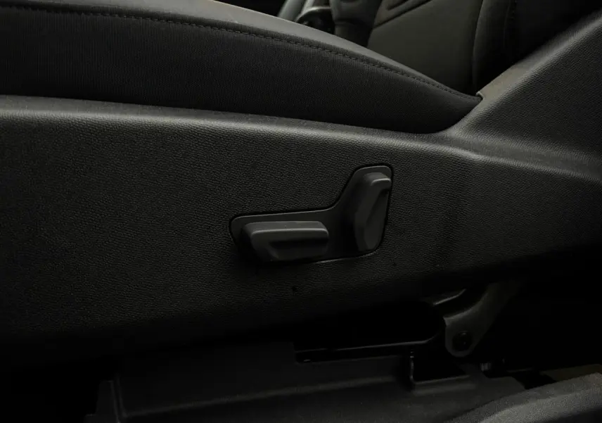Gros plan sur les commandes électriques du siège conducteur noir Alcantara du Citroën C5 Aircross 2025.