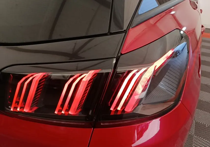 Gros plan sur le feu arrière droit rouge et noir du Peugeot 3008 PureTech 130 S&S Allure 2021, finition bicolore.