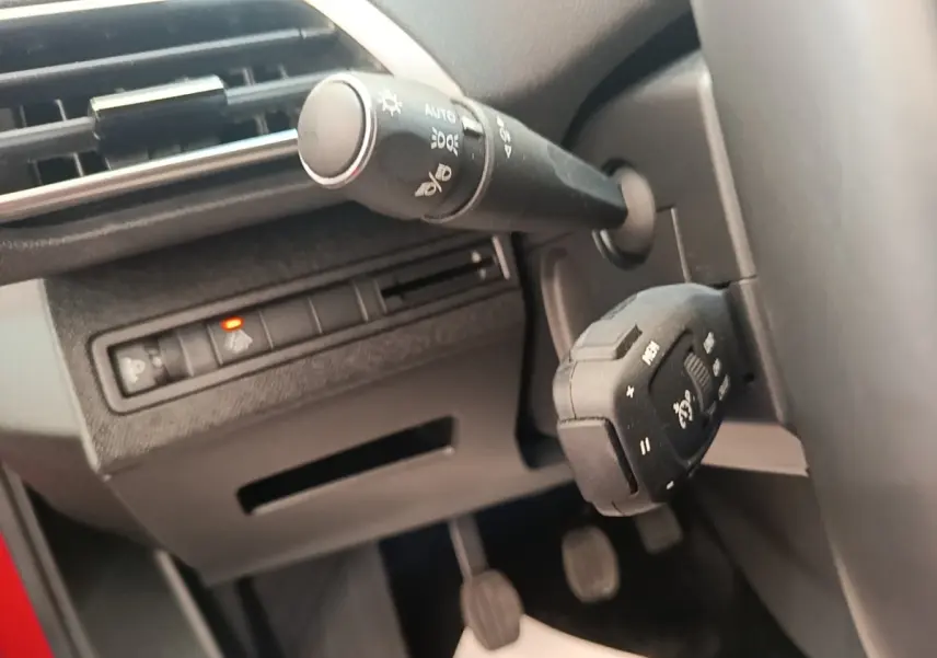 Détail intérieur côté gauche du Peugeot 3008 PureTech 130 S&S Allure 2021, montrant commandes et pédales noires.