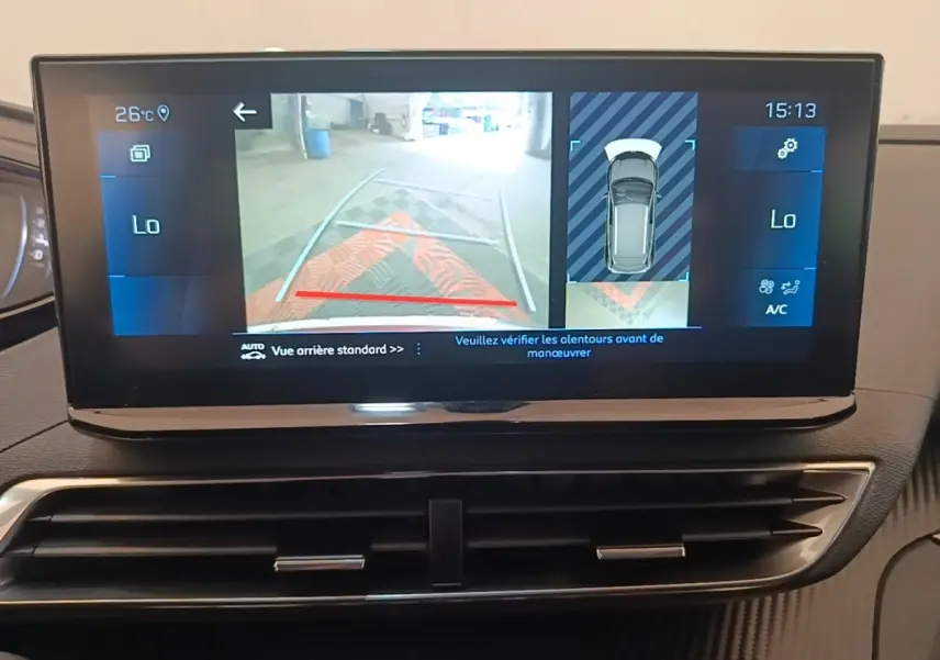 Écran tactile intérieur du Peugeot 3008 PureTech 130, affichant la caméra de recul et l'aide au stationnement.
