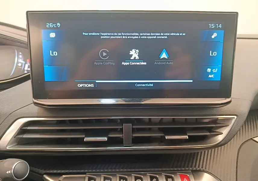 Vue rapprochée de l'écran tactile central et des commandes de climatisation du tableau de bord d'un Peugeot 3008.