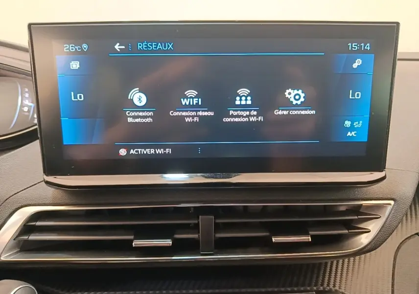 Écran tactile central du tableau de bord du Peugeot 3008 PureTech 130, affichant les options de connexion Wi-Fi et Bluetooth.