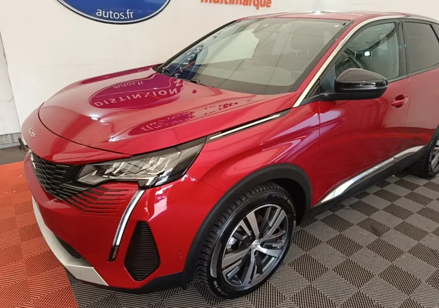 Peugeot 3008 rouge vue 3/4 avant droit, avec phares LED et jantes alliage distinctives.