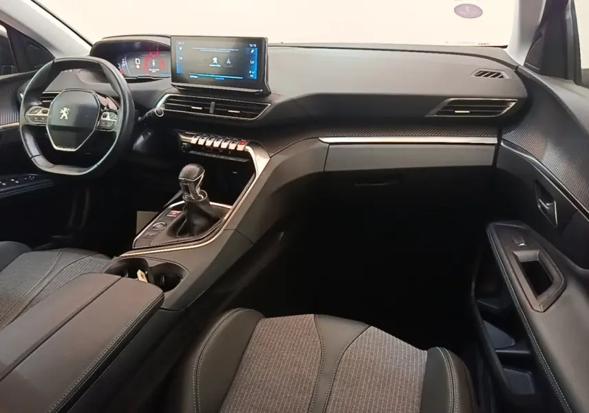 Intérieur noir et gris du Peugeot 3008 PureTech 130 S&S Allure, vue de profil droit sur tableau de bord et console centrale.