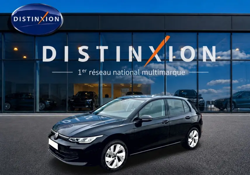 Volkswagen Golf 1.5 etsi evo2 116 life noir vue 3/4 avant, jantes alu 17 pouces, devant showroom Distinxion.